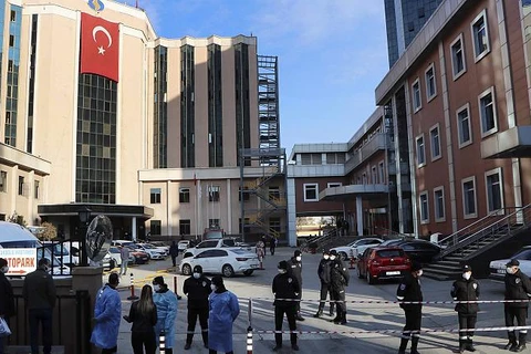 Cảnh sát phong tỏa bệnh viện nơi xảy ra vụ hỏa hoạn. (Nguồn: euronews.com)