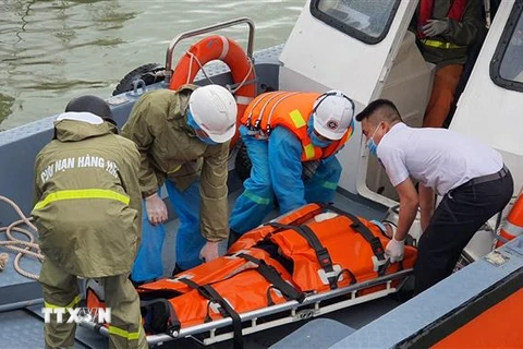 Cán bộ của Trung tâm Phối hợp tìm kiếm, cứu nạn hàng hải Việt Nam đưa thuyền viên bị thương của tàu nước ngoài cập cảng Nha Trang, Khánh Hòa chiều 22/12. (Ảnh: TTXVN phát)