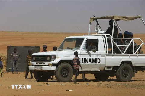 Các binh sỹ thuộc UNAMID tuần tra tại khu vực Bắc Darfur, Sudan. (Ảnh: AFP/TTXVN)