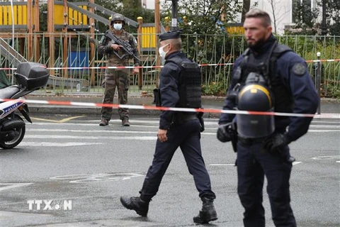 Cảnh sát Pháp phong tỏa hiện trường một vụ tấn công bằng dao ở thủ đô Paris. (Ảnh: AFP/TTXVN)