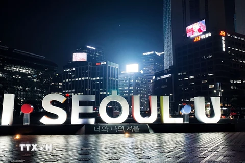 Biểu tượng của thành phố Seoul được dựng tại Quảng trường trước Tòa thị chính với khẩu hiệu Seoul của Bạn và Tôi. (Ảnh: Phạm Anh Nguyên/TTXVN)