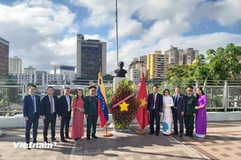 Tập thể cán bộ Đại sứ quán Việt Nam tại Venezuela và Cơ quan Tùy viên Quốc phòng tại lễ đặt vòng hoa trước Tượng đài Chủ tịch Hồ Chí Minh. (Ảnh: Đại sứ quán Việt Nam tại Venezuela)