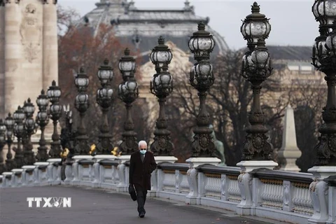 Người dân đeo khẩu trang phòng dịch COVID-19 tại Paris, Pháp. (Ảnh: THX/TTXVN)