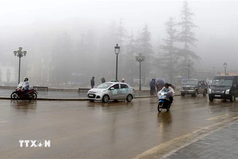 Sương mù dày đặc tại thị xã SaPa ảnh hưởng đến tầm nhìn của các phương tiện tham gia giao thông. (Ảnh: Quốc Khánh/TTXVN)