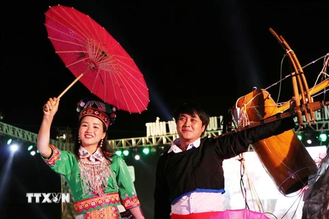 Trang phục truyền thống của đồng bào dân tộc Mông ở Tam Đường tại đêm khai mạc. (Ảnh: Nguyễn Oanh/TTXVN)