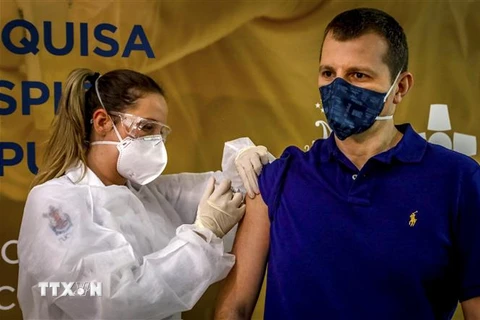 Tiêm thử nghiệm vắcxin ngừa COVID-19 cho một tình nguyện viên tại Porto Alegre, Brazil. (Ảnh: AFP/TTXVN)