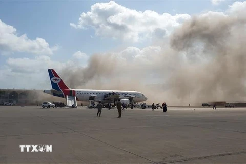 Khói bốc lên sau vụ nổ ở sân bay Aden (Yemen) ngày 30/12. (Ảnh: AFP/TTXVN)