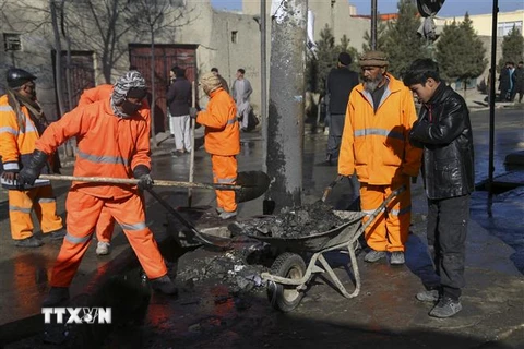 Lực lượng chức năng khắc phục hậu quả tại hiện trường vụ nổ bom ở Kabul, Afghanistan ngày 22/12/2020. (Ảnh: AFP/TTXVN)