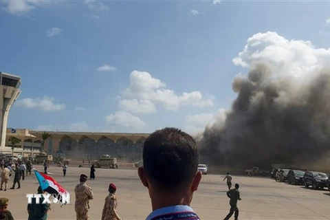 Khói bốc lên sau vụ nổ ở sân bay Aden (Yemen) ngày 30/12/2020. (Ảnh: AFP/TTXVN)