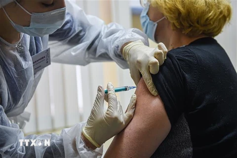 Tiêm vắcxin phòng COVID-19 cho người dân tại Moskva, Nga. (Ảnh: THX/TTXVN)