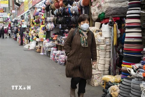 Người dân mua sắm tại một khu chợ ở Daegu, Hàn Quốc. (Ảnh: THX/TTXVN)