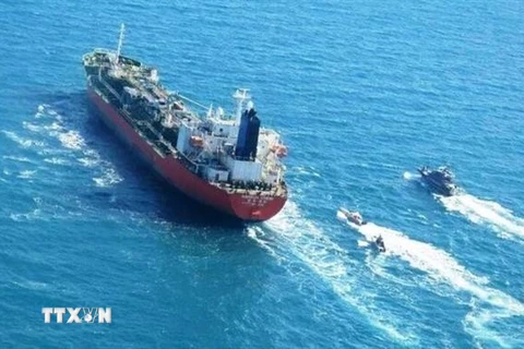 Các xuồng cao tốc của Lực lượng Vệ binh Cách mạng Hồi giáo Iran (IRGC) áp giải tàu chở dầu Hankuk Chemi mang cờ hiệu Hàn Quốc tại vùng Vịnh ngày 4/1. (Ảnh: IRNA/TTXVN)