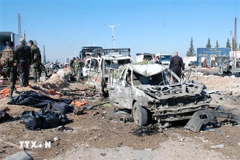 Hiện trường một vụ tấn công tại Hama, Syria. (Ảnh: AFP/TTXVN)