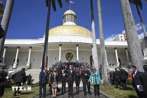 Tân Chủ tịch Quốc hội Venezuela Jorge Rodriguez (giữa) chụp ảnh chung với các nghị sỹ Quốc hội khóa mới tại Caracas. (Ảnh: AFP/TTXVN)