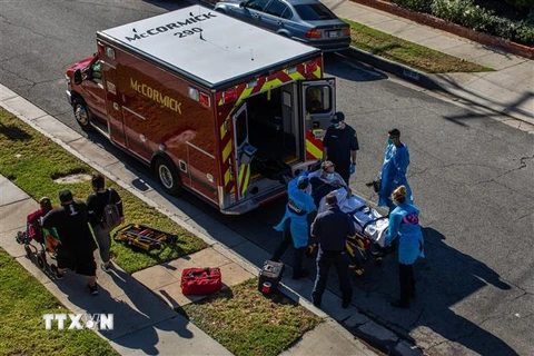 Nhân viên y tế chuyển bệnh nhân nhiễm COVID-19 tới bệnh viện ở Hawthorne, bang California, Mỹ. (Ảnh: AFP/TTXVN)
