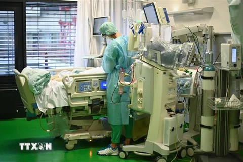 Nhân viên y tế chăm sóc bệnh nhân COVID-19 tại bệnh viện ở Aachen, miền Tây Đức. (Ảnh: THX/TTXVN)