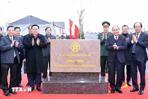 Thủ tướng Nguyễn Xuân Phúc và lãnh đạo thành phố Hà Nội thực hiện nghi thức gắn biển Công trình chào mừng Đại hội Đảng toàn quốc lần thứ XIII. (Ảnh: Thống Nhất/TTXVN)
