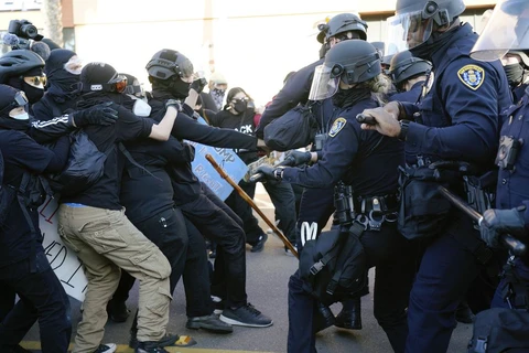Cảnh sát San Diego đụng độ với người biểu tình. (Nguồn: AP)