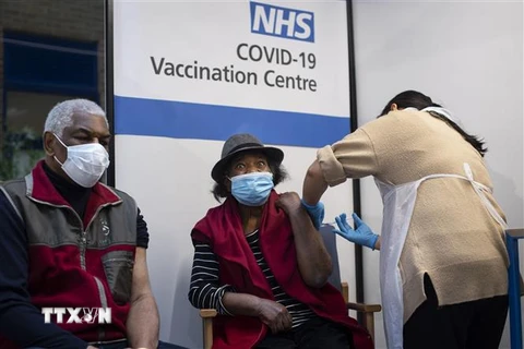 Tiêm vắcxin phòng COVID-19 cho người dân tại bệnh viện ở London, Anh. (Ảnh: AFP/TTXVN)