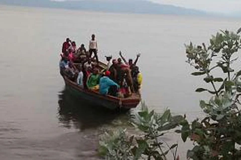 Những người được cứu sống sau vụ chìm thuyền. (Nguồn: africanews.com)