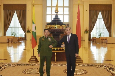 Bộ trưởng Ngoại giao Trung Quốc Vương Nghị (phải) và Tổng Tư lệnh Bộ Quốc phòng Myanmar Min Aung Hlaing. (Nguồn: AP)