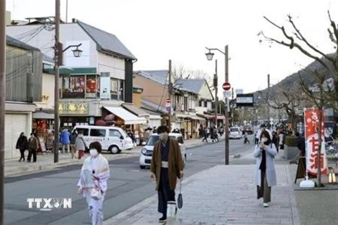 Người dân đeo khẩu trang phòng lây nhiễm COVID-19 tại Kyoto, Nhật Bản. (Ảnh: Kyodo/TTXVN)