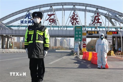 Cảnh sát gác tại thành phố Thạch Gia Trang, tỉnh Hà Bắc, Trung Quốc. (Ảnh: THX/ TTXVN)