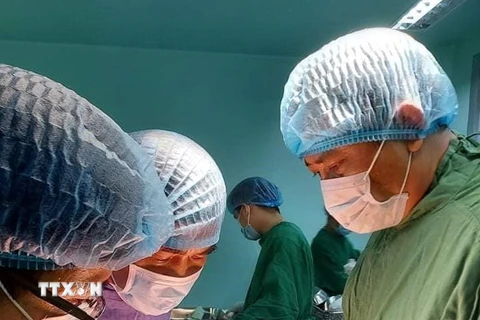 Các bác sỹ Bệnh viện Đa khoa khu vực Long Khánh tiến hành một ca phẫu thuật. (Ảnh: TTXVN phát)