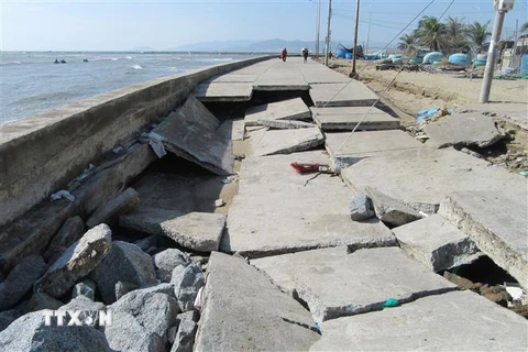 Đê biển Đông Hải bị sóng đánh gây hư hỏng nghiêm trọng. (Ảnh: Nguyễn Thành/TTXVN)