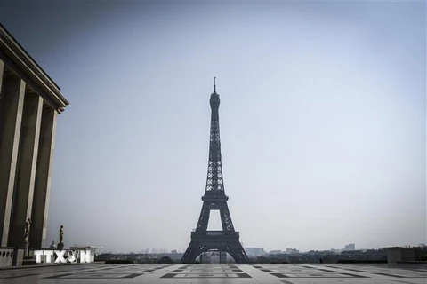 Khu vực Tháp Eiffel ở thủ đô Paris, Pháp vắng bóng người do lệnh phong tỏa nhằm ngăn dịch COVID-19 lây lan. (Ảnh: AFP/TTXVN)