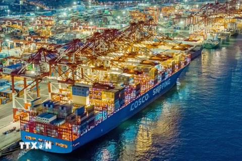 Tàu container neo tại cảng thương mại quốc tế ở Thanh Đảo, tỉnh Sơn Đông, Trung Quốc. (Ảnh: AFP/TTXVN)
