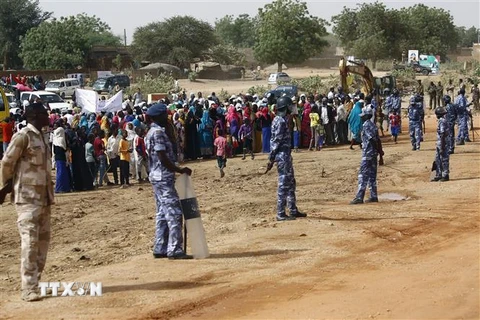 Lực lượng an ninh Sudan được triển khai tại El Geneina, bang Tây Darfur. (Ảnh: AFP/TTXVN)