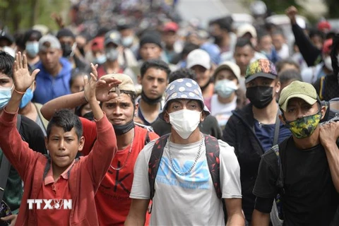 Người di cư Honduras di chuyển tại Camotan, Guatemala trong hành trình tới Mỹ. (Ảnh: AFP/TTXVN)