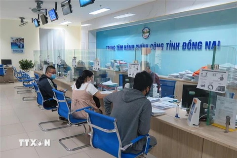 Khu tiếp nhận thủ tục hành chính một cửa của Sở Kế hoạch-Đầu tư Đồng Nai tại Trung tâm hành chính công tỉnh. (Ảnh: Minh Hưng/TTXVN)