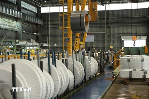 Sản xuất thép cuộn xuất khẩu tại Công ty TNHH Thép JFE Shoji Hải Phòng. (Ảnh: TTXVN)