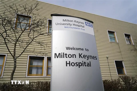 Bệnh viện Đại học Milton Keynes, nơi điều trị cho các bệnh nhân mắc COVID-19. (Ảnh: AFP/TTXVN)