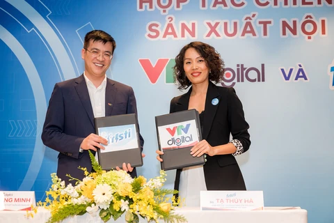 Nhà báo Lê Quang Minh, Giám đốc VTV Digital (trái) và bà Tạ Thúy Hà, Giám đốc Tiếp thị ngành hàng sữa tiêu dùng FCV (phải) tiến hành ký kết hợp tác.