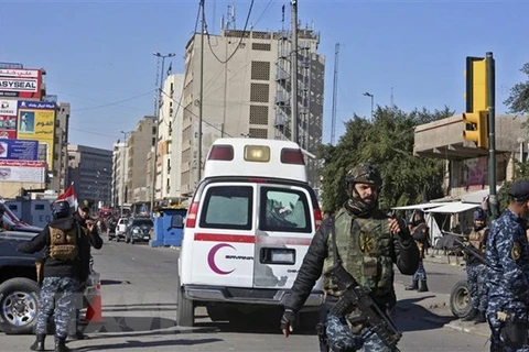 Lực lượng an ninh được triển khai tại hiện trường vụ đánh bom kép khu chợ trên quảng trường Tayaran ở trung tâm Baghdad, Iraq. (Ảnh: AFP/TTXVN)
