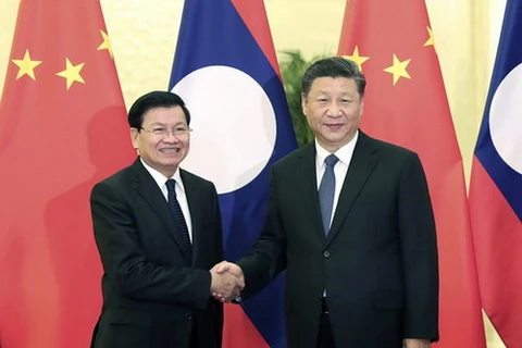 Chủ tịch nước Trung Quốc Tập Cận Bình (phải) và Tổng Bí thư Ban chấp hành trung ương Đảng Nhân dân Cách mạng Lào Thongloun Sisoulith. (Nguồn: fmprc.gov.cn)