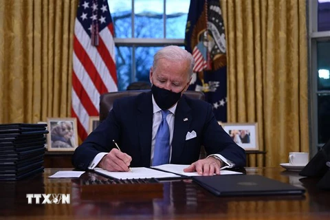 Tân Tổng thống Mỹ Joe Biden ký một loạt sắc lệnh hành pháp đảo ngược chính sách của Tổng thống tiền nhiệm. (Ảnh: AFP/TTXVN)