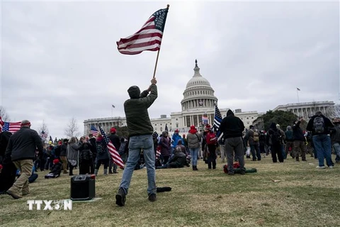 Người biểu tình tập trung gần tòa nhà Quốc hội Mỹ tại Washington, D.C. (Ảnh: THX/TTXVN)