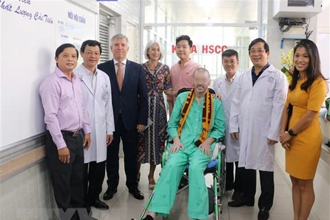 Bệnh nhân Stephen Cameron chụp ảnh lưu niệm với đại diện Lãnh sự quán Anh tại Thành phố Hồ Chí Minh và các y bác sỹ trong ngày xuất viện. (Ảnh: TTXVN phát)
