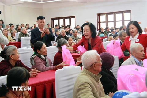 Bà Trương Thị Mai, Trưởng Ban Dân vận Trung ương, tặng quà Tết các gia đình chính sách, người có công với cách mạng huyện Đơn Dương, Lâm Đồng. (Ảnh: Đặng Tuấn/TTXVN)