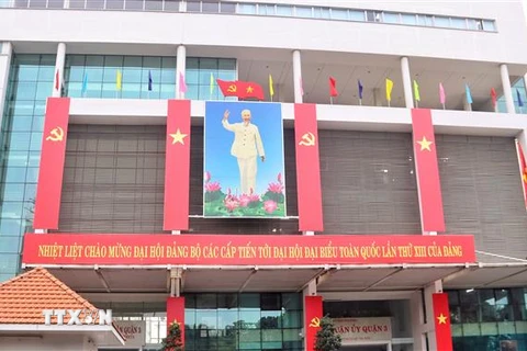 Các trụ sở cơ quan trang hoàng băngrôn, cờ hoa rực rỡ chào mừng Đại hội đại biểu toàn quốc lần thứ XIII của Đảng. (Ảnh: Thu Hương/TTXVN)