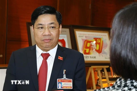 Đồng chí Dương Văn Thái (Đoàn đại biểu Đảng bộ tỉnh Bắc Giang) trả lời phỏng vấn của phóng viên Đài Phát thanh và Truyền hình Bắc Giang. (Ảnh: TTXVN)