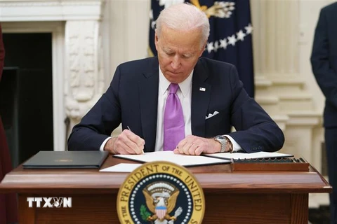 Tổng thống Mỹ Joe Biden ký một sắc lệnh hành pháp tại Nhà Trắng ở Washington, DC. (Ảnh: AFP/TTXVN)