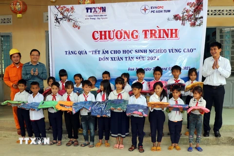 TTXVN mang Tết ấm cho học sinh nghèo vùng cao tỉnh Kon Tum