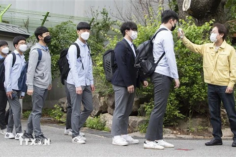 Kiểm tra thân nhiệt cho học sinh tại một trường trung học ở Seoul, Hàn Quốc. (Ảnh: THX/TTXVN)