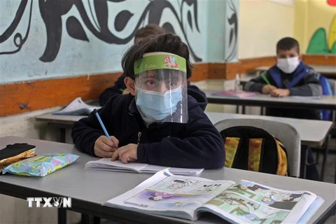 Học sinh đeo khẩu trang phòng lây nhiễm COVID-19 tại một lớp học ở Gaza, Palestine. (Ảnh: THX/TTXVN)
