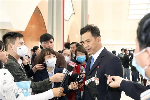 Đồng chí Trần Trung Nhân (Đoàn đại biểu Đảng bộ tỉnh Đồng Nai) trả lời phỏng vấn của phóng viên cơ quan thông tấn, báo chí. (Ảnh: TTXVN)